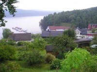 Nedre del av Prestestranda sett fra kirkegården. Øvre Toke med en av båthavnene i bakgrunnen. Foto: Hallvard Straume